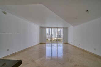 901 Brickell Key, Unit # 1709 in Miami, FL - Building Photo - Building Photo