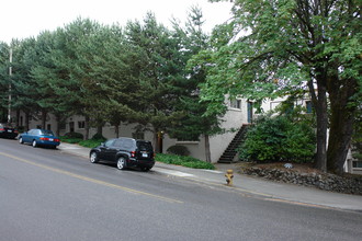 Richardson Court Apartments in Portland, OR - Building Photo - Building Photo