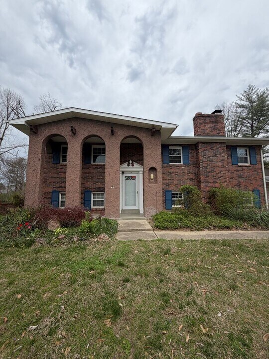 217 Jubaka Dr in Fairview Heights, IL - Building Photo