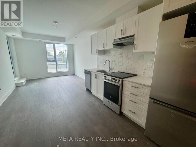 693 Davis Dr in Newmarket, ON - Building Photo - Building Photo