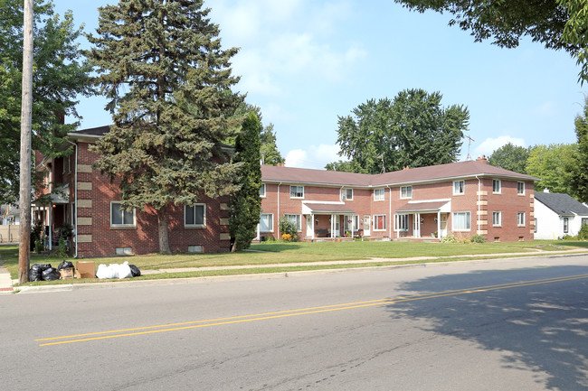 92 Crocker Blvd in Mount Clemens, MI - Foto de edificio - Building Photo