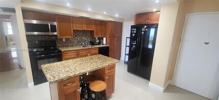 1600 S Ocean Dr in Hollywood, FL - Building Photo - Building Photo