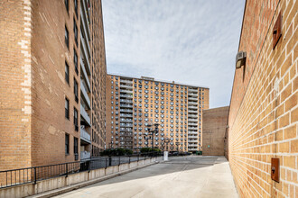 Singapore Tower in Corona, NY - Foto de edificio - Building Photo