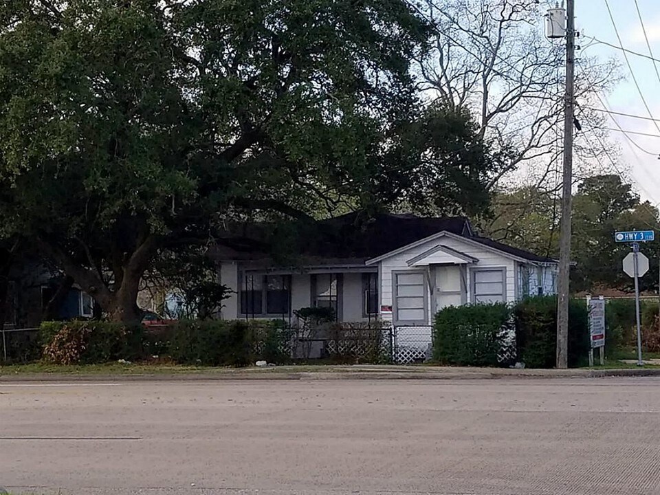 2204 State Hwy 3 in Dickinson, TX - Building Photo