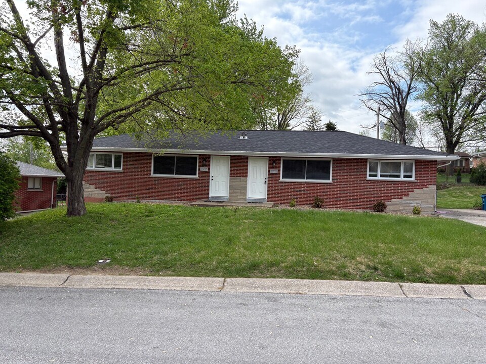 2413 Chesstal St in St. Charles, MO - Building Photo