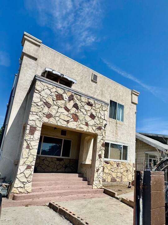 151 W 52nd St in Los Angeles, CA - Building Photo