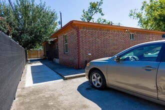 6820 Petre Dr in Houston, TX - Building Photo - Building Photo