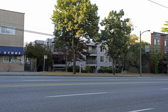 Broadhill Manor in Vancouver, BC - Building Photo - Building Photo