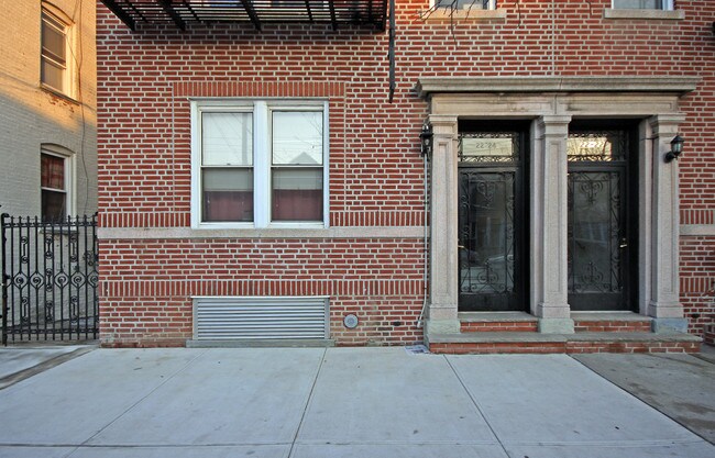 22-24 42nd St in Long Island City, NY - Foto de edificio - Building Photo