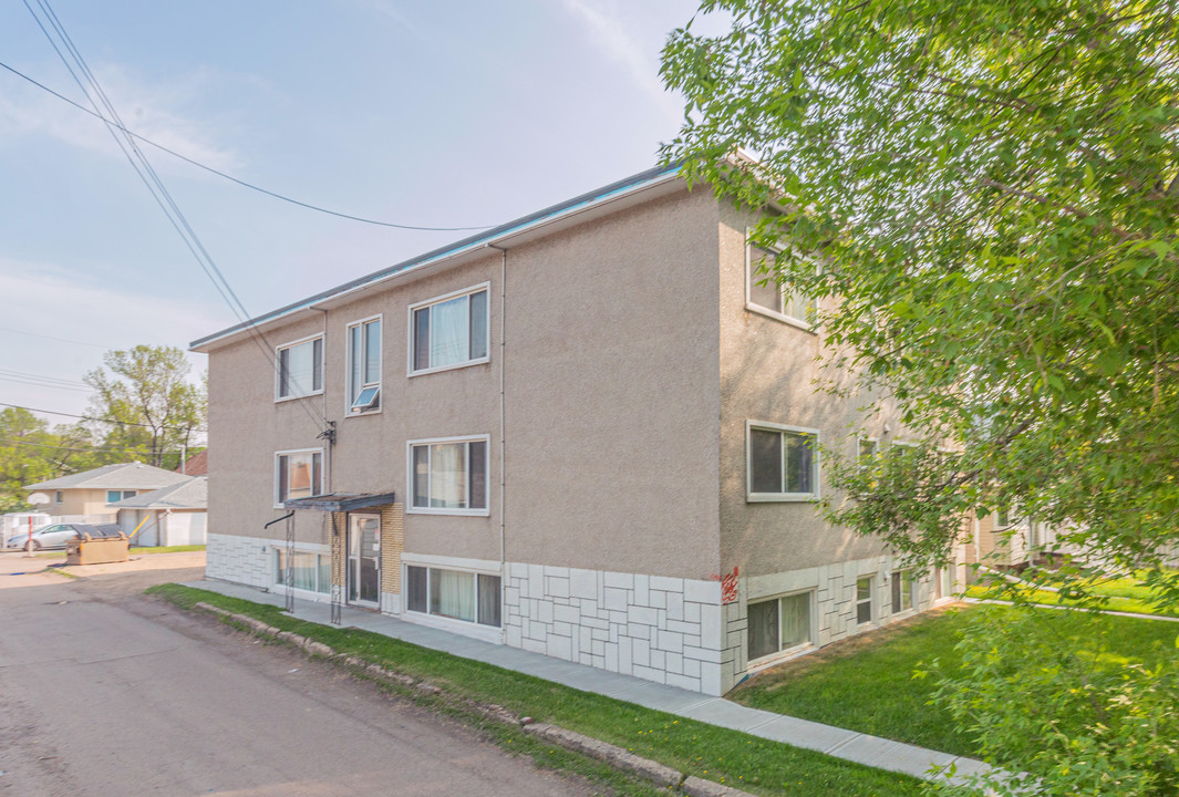 9648 109th Ave NW in Edmonton, AB - Building Photo