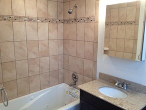 214 Brooks St, Unit #2 in Boston, MA - Foto de edificio - Building Photo