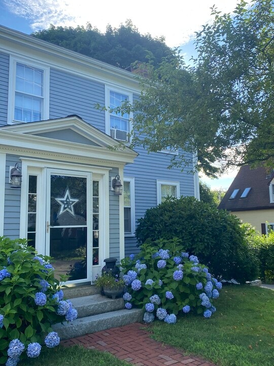 994 Union St, Unit Second Floor in Rockland, MA - Foto de edificio