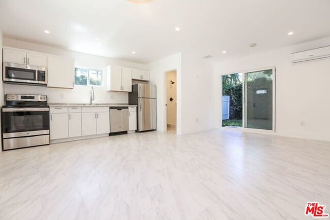 5307 1/2 Don Pio Dr in Los Angeles, CA - Building Photo - Building Photo