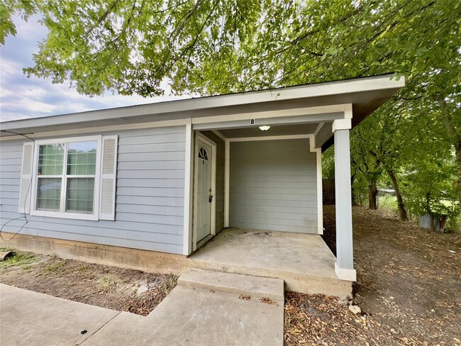 709 San Saba St in Lockhart, TX - Foto de edificio - Building Photo