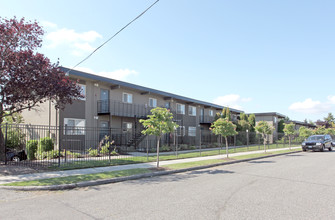 Vista Rainier Apartments in Tacoma, WA - Building Photo - Building Photo