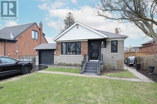 1535 Pharmacy Ave in Toronto, ON - Building Photo