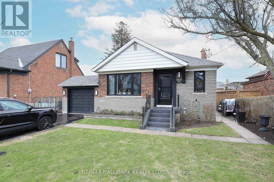 1535 Pharmacy Ave in Toronto, ON - Building Photo