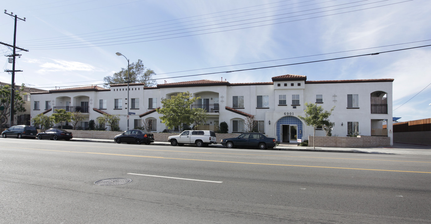 Laurel Canyon Apartments in North Hollywood, CA - Building Photo