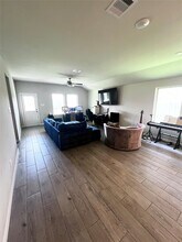 7722 Skiron Ln in Mont Belvieu, TX - Foto de edificio - Building Photo
