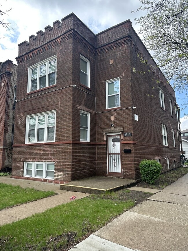 1656 N Monitor Ave in Chicago, IL - Building Photo - Building Photo