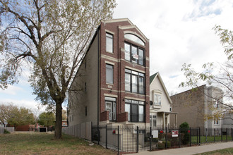 3933 S Indiana Ave in Chicago, IL - Foto de edificio - Building Photo