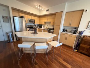 54 Rainey St, Unit 312 in Austin, TX - Foto de edificio - Building Photo