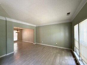 6518 Harburn Forest Dr in Charlotte, NC - Foto de edificio - Building Photo