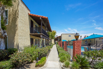 132 Rancho Yorba Apartments in Tustin, CA - Building Photo - Building Photo