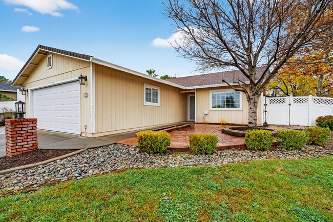 1288 Grouse Ct in Redding, CA - Building Photo - Building Photo