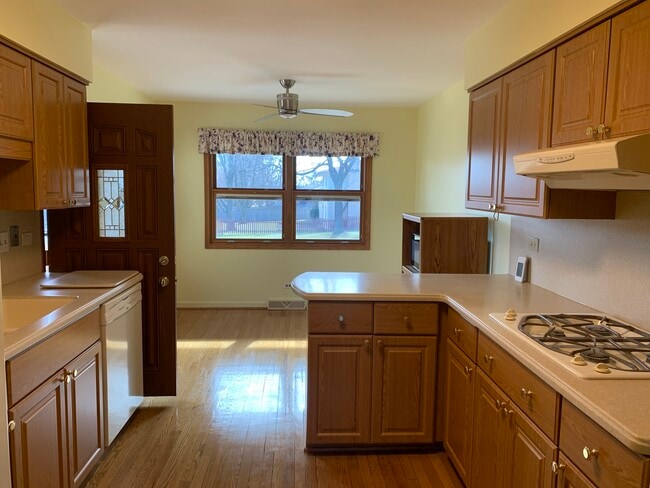 7609 Hayenga Ln in Darien, IL - Building Photo - Building Photo