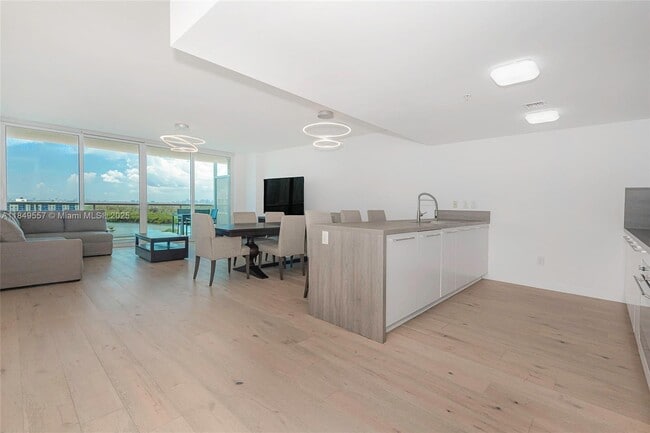 400 Sunny Isles Blvd in Sunny Isles Beach, FL - Building Photo - Building Photo