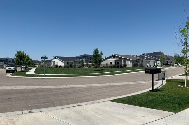 260 N Tullshire Ave in Eagle, ID - Building Photo - Building Photo