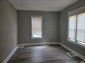 114 E Maywood Ave in Peoria, IL - Foto de edificio - Building Photo
