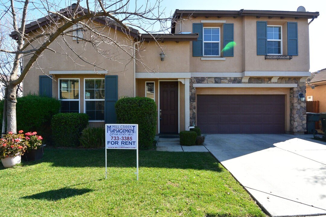 3042 N Tilden St in Visalia, CA - Building Photo