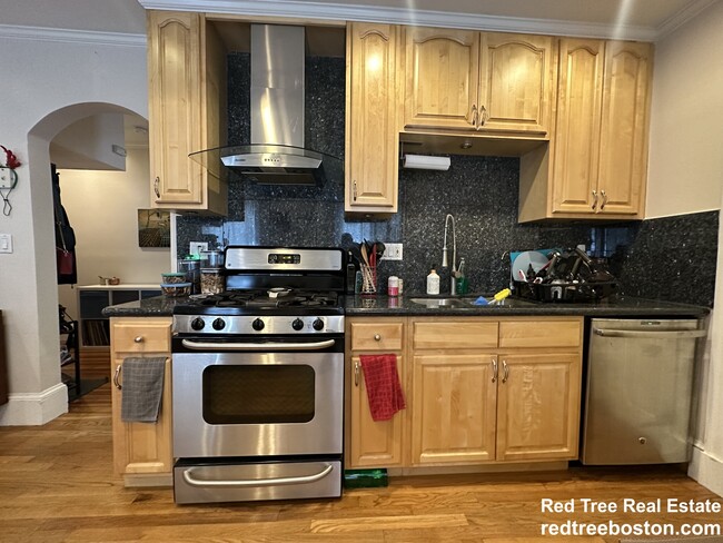 8 White Ave, Unit 2 in Chestnut Hill, MA - Building Photo - Building Photo