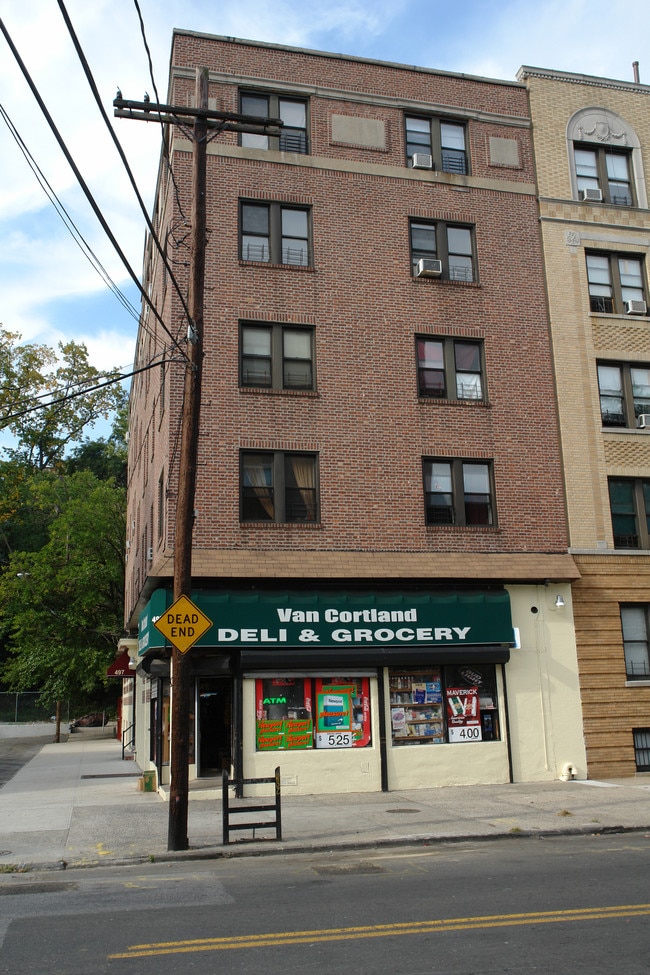 497 Van Cortlandt Park Ave in Yonkers, NY - Foto de edificio - Building Photo