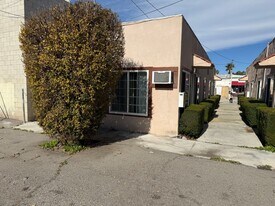 323 E Florida Ave in Hemet, CA - Building Photo