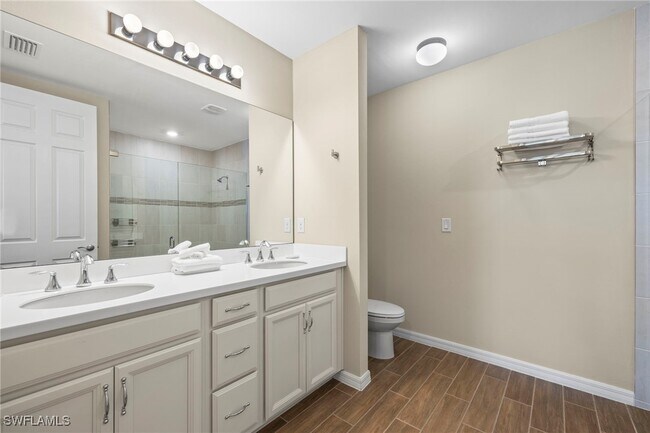 14644 Edgewater Cir in Naples, FL - Foto de edificio - Building Photo