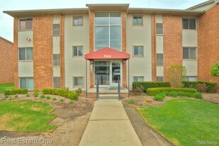 1944 Klingensmith Rd in Bloomfield Township, MI - Building Photo