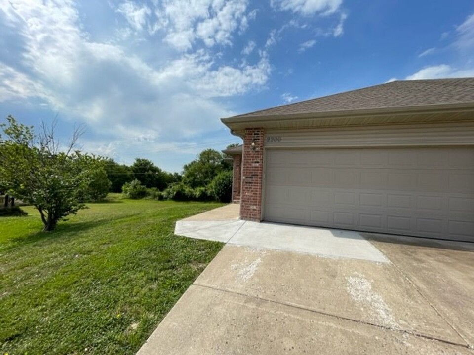 2200 W Jonquil Ln in Ozark, MO - Foto de edificio