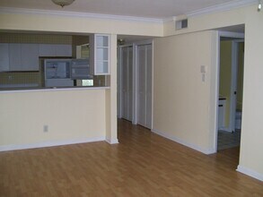 1201 Laurel Ave, Unit 106 in Knoxville, TN - Foto de edificio - Building Photo