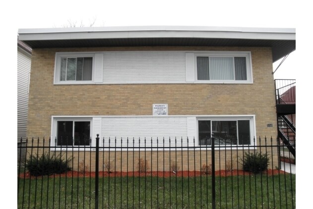 5521 W Gladys Ave in Chicago, IL - Building Photo