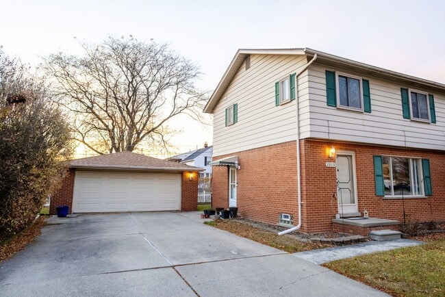 28115 Little Mack Ave in St. Clair Shores, MI - Foto de edificio - Building Photo