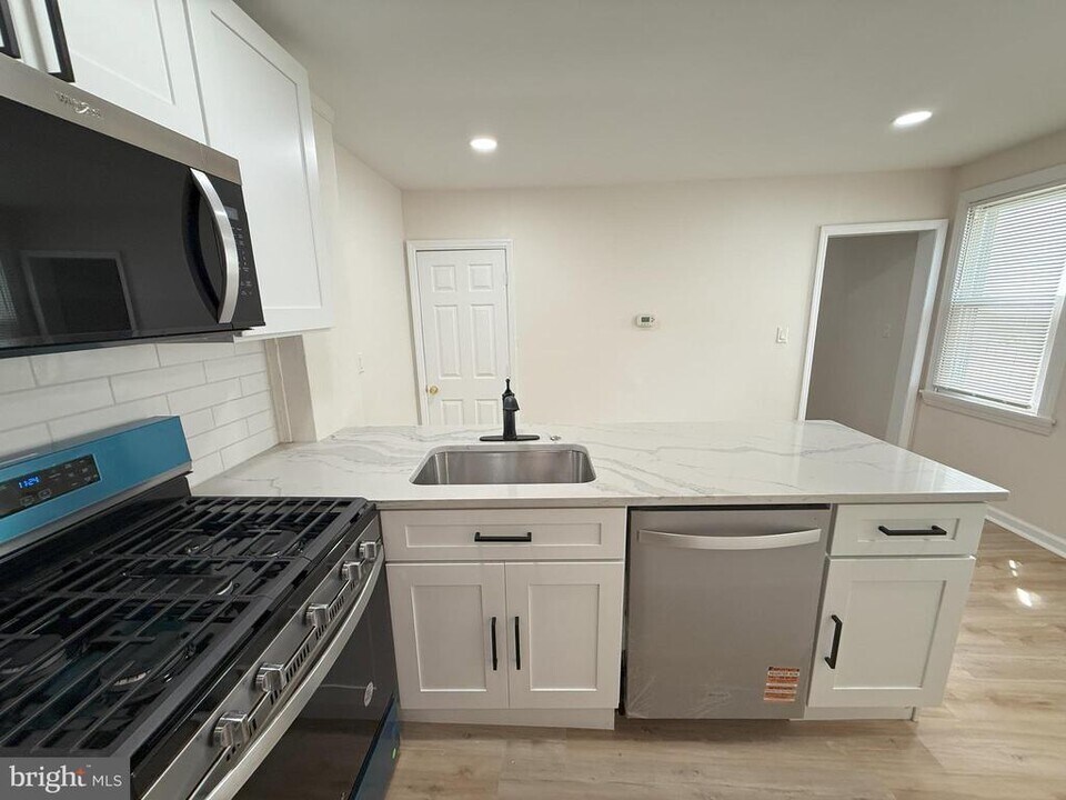 141 Rancocas Rd in Mount Holly, NJ - Building Photo