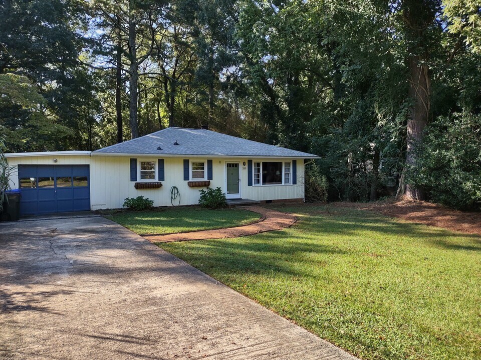 223 Barclay Road in Chapel Hill, NC - Foto de edificio