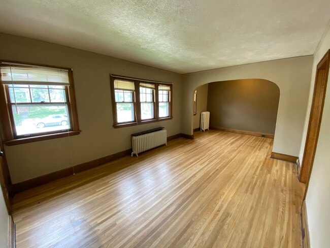 property at 908 E 4th St