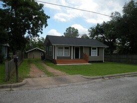 319 N Hunt St in Bellville, TX - Building Photo