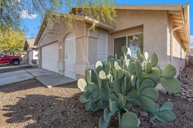 6653 S Via Vista De Santa Cruz in Tucson, AZ - Building Photo - Building Photo