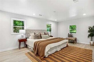 872 Glenway Dr SW in East Point, GA - Foto de edificio - Building Photo