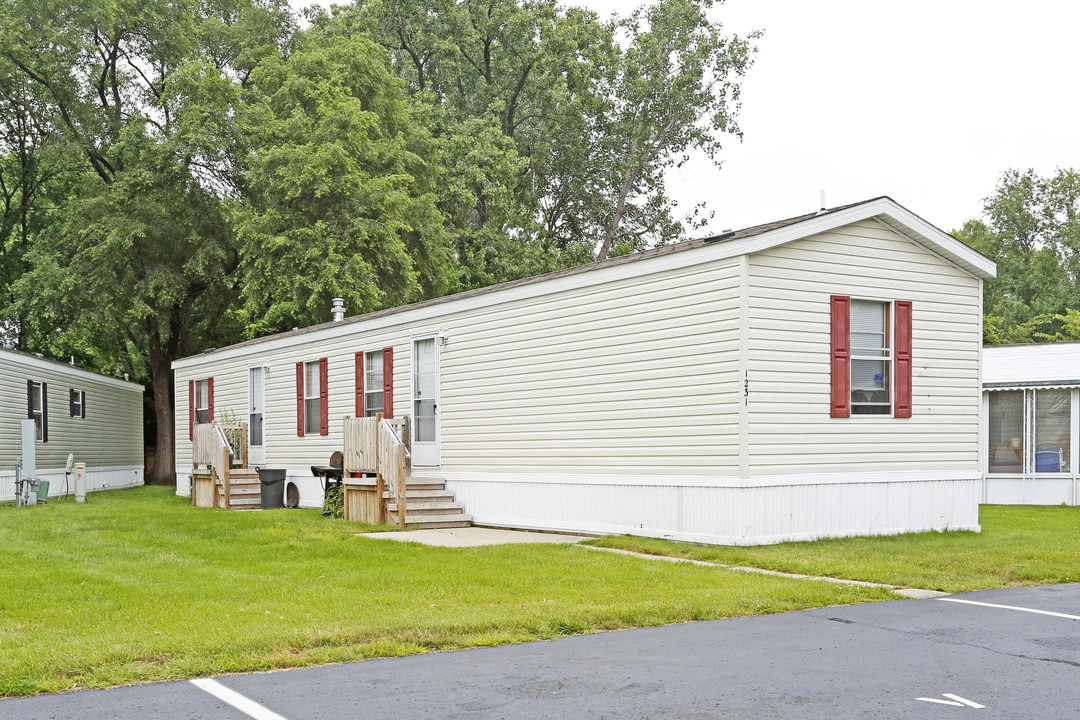 Madison Oaks in Madison Heights, MI - Building Photo